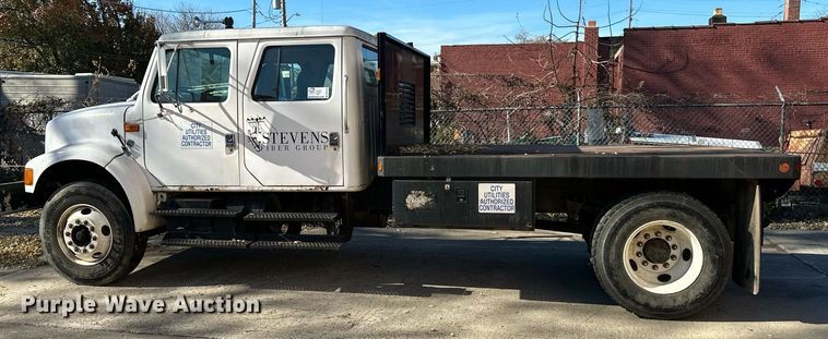 image for item DW2932 2000 International 4900  Crew Cab flatbed truck