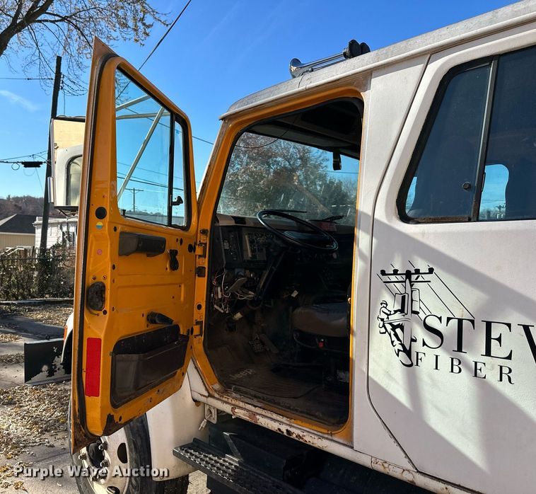 image for item DW2932 2000 International 4900  Crew Cab flatbed truck