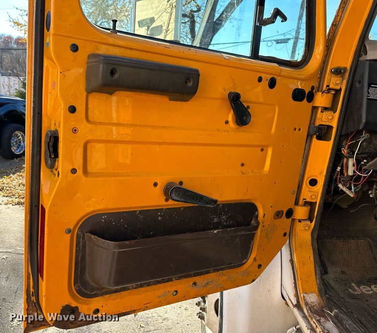 image for item DW2932 2000 International 4900  Crew Cab flatbed truck