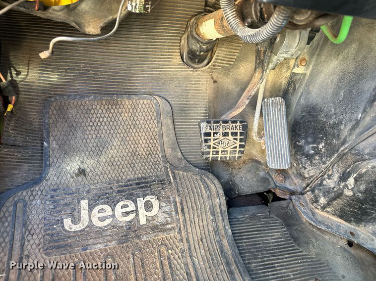 image for item DW2932 2000 International 4900  Crew Cab flatbed truck