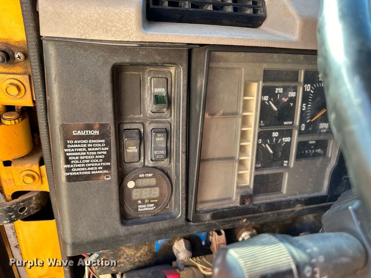 image for item DW2932 2000 International 4900  Crew Cab flatbed truck