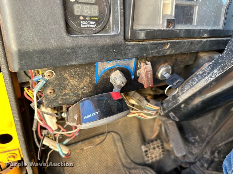 image for item DW2932 2000 International 4900  Crew Cab flatbed truck