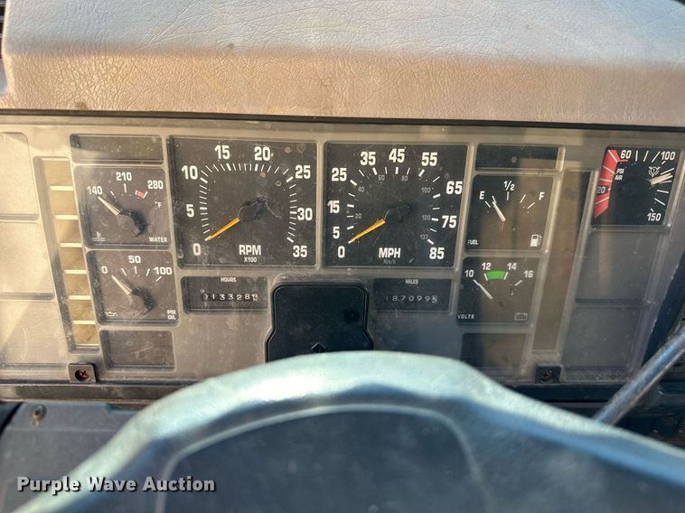 image for item DW2932 2000 International 4900  Crew Cab flatbed truck