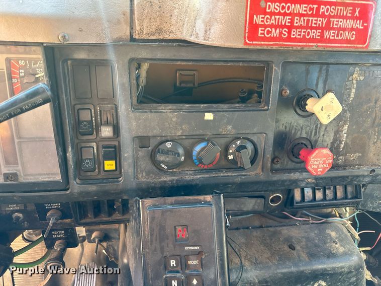 image for item DW2932 2000 International 4900  Crew Cab flatbed truck