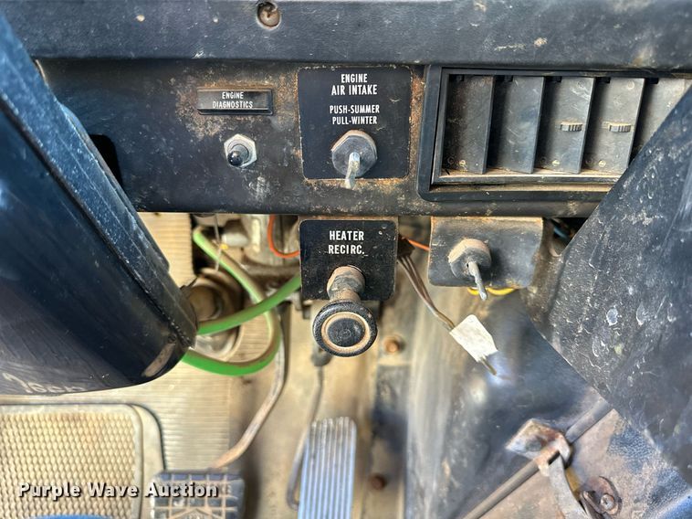 image for item DW2932 2000 International 4900  Crew Cab flatbed truck