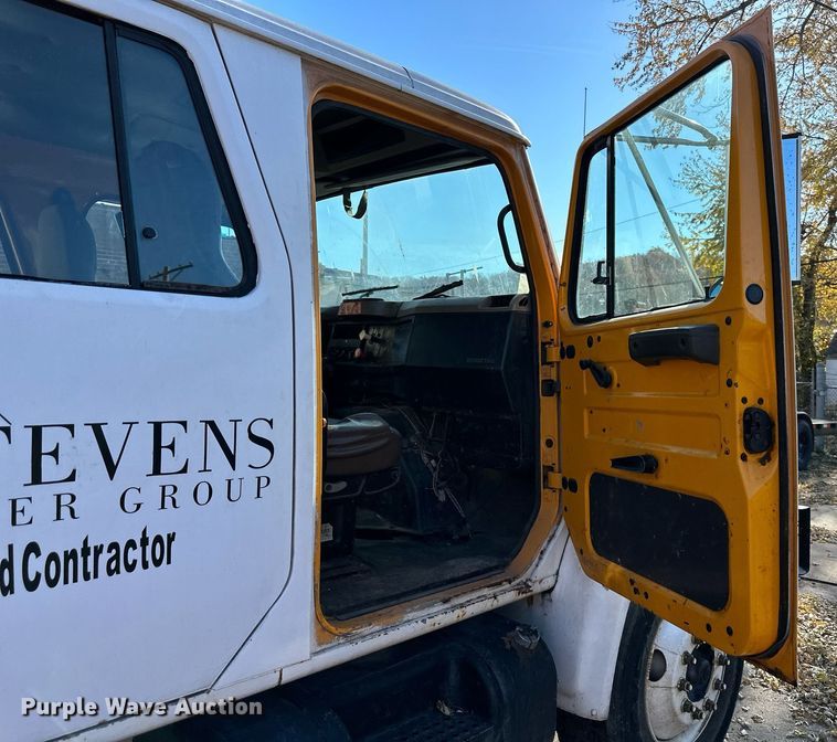 image for item DW2932 2000 International 4900  Crew Cab flatbed truck