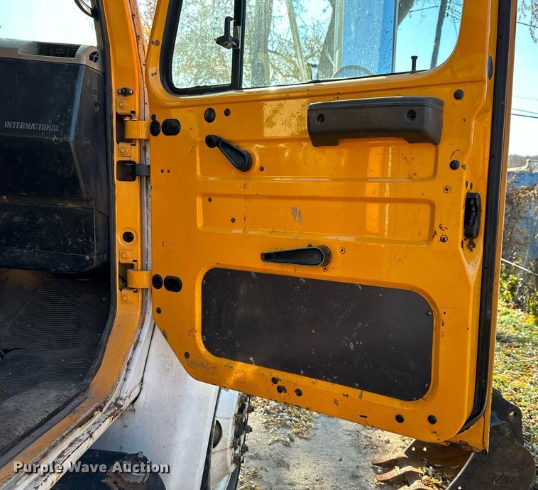 image for item DW2932 2000 International 4900  Crew Cab flatbed truck