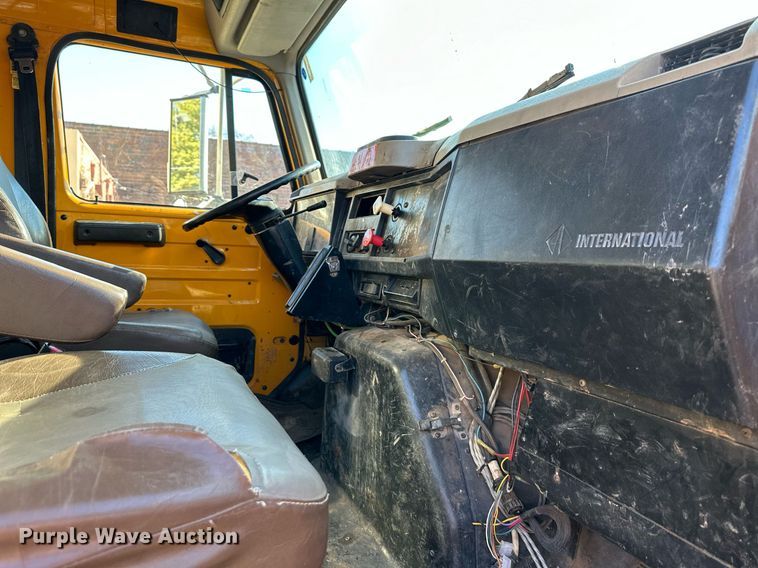 image for item DW2932 2000 International 4900  Crew Cab flatbed truck