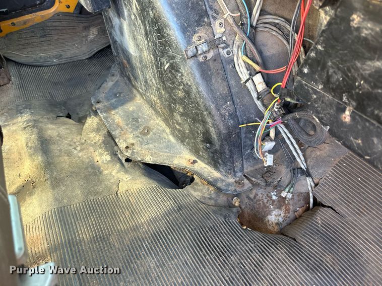 image for item DW2932 2000 International 4900  Crew Cab flatbed truck