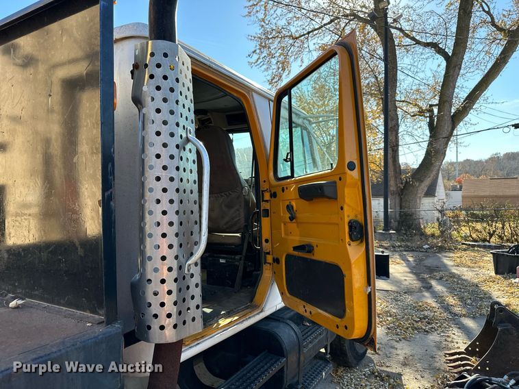 image for item DW2932 2000 International 4900  Crew Cab flatbed truck