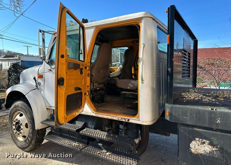 image for item DW2932 2000 International 4900  Crew Cab flatbed truck