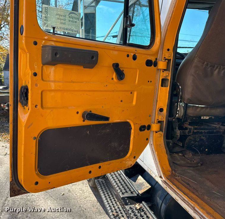 image for item DW2932 2000 International 4900  Crew Cab flatbed truck