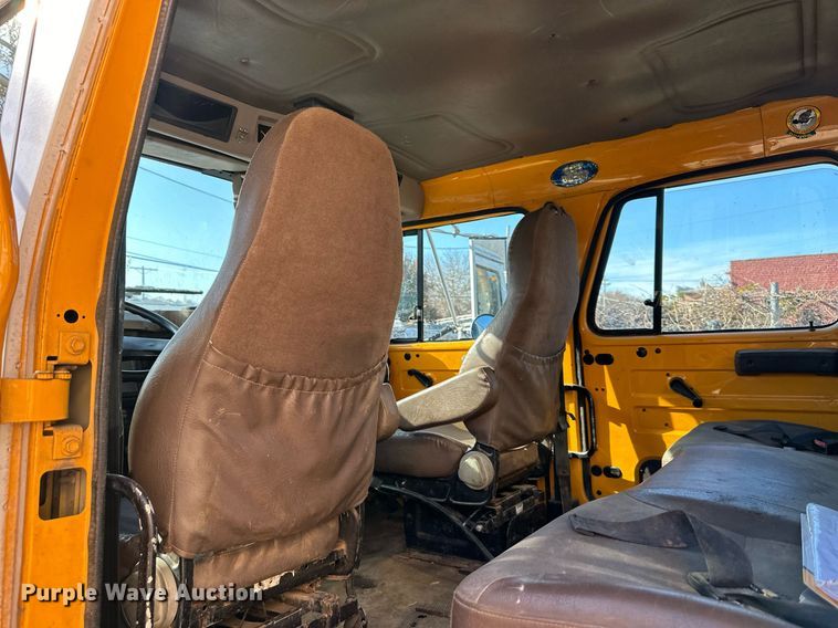 image for item DW2932 2000 International 4900  Crew Cab flatbed truck