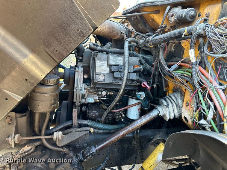 image for item DW2932 2000 International 4900  Crew Cab flatbed truck