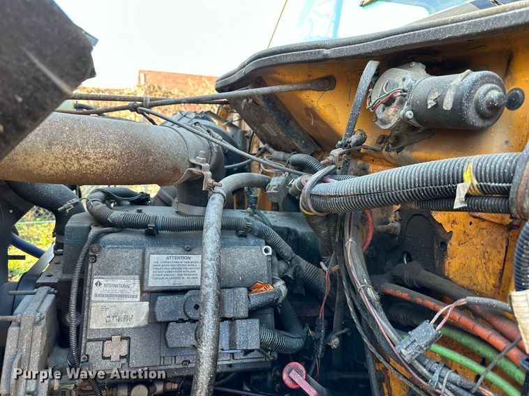 image for item DW2932 2000 International 4900  Crew Cab flatbed truck