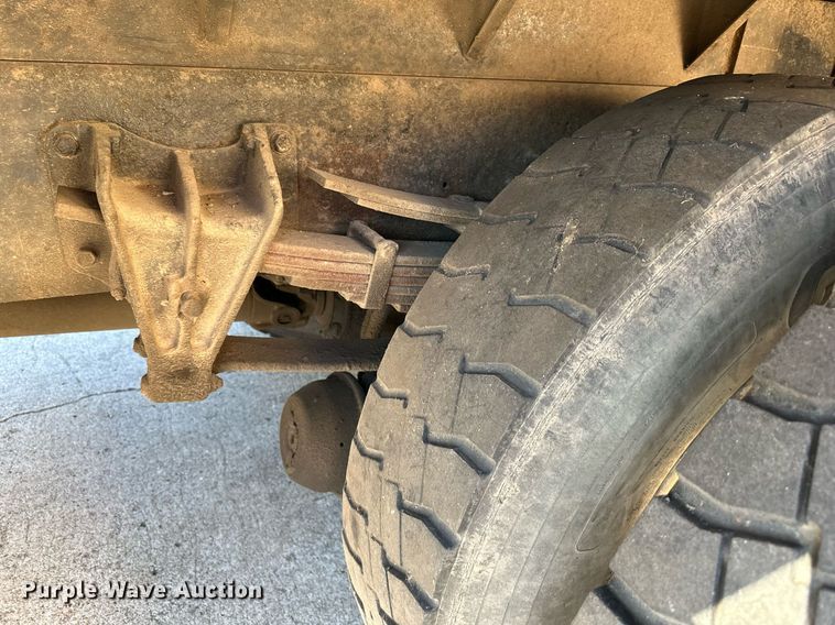 image for item DW2932 2000 International 4900  Crew Cab flatbed truck