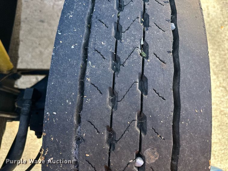 image for item DW2932 2000 International 4900  Crew Cab flatbed truck