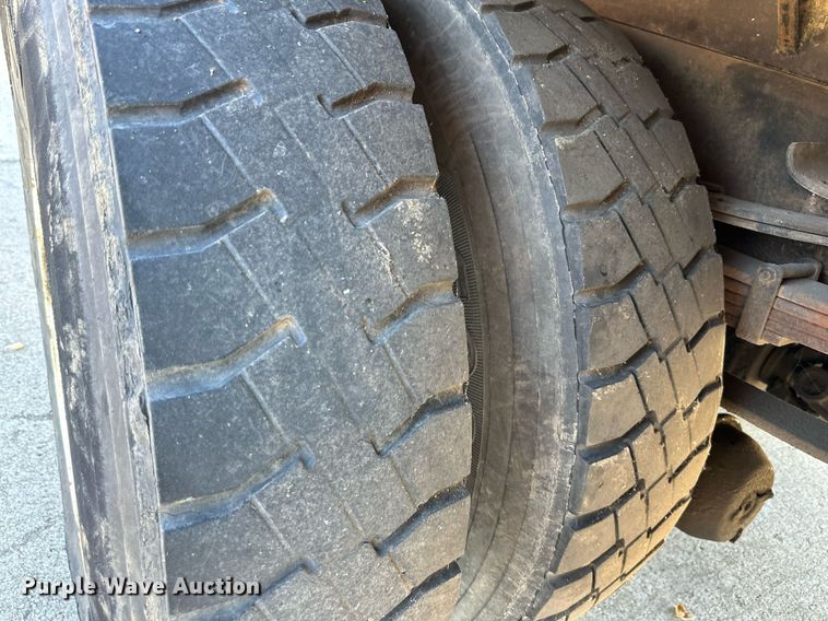 image for item DW2932 2000 International 4900  Crew Cab flatbed truck