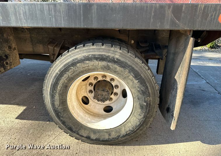 image for item DW2932 2000 International 4900  Crew Cab flatbed truck