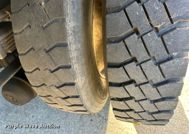 image for item DW2932 2000 International 4900  Crew Cab flatbed truck