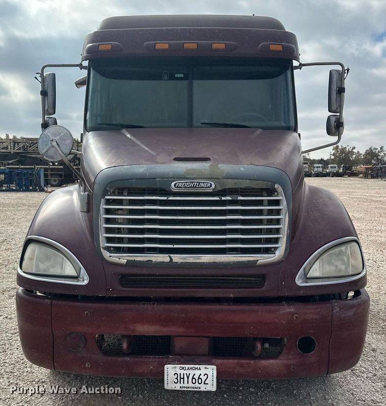 image for item IU9113 2006 Freightliner Columbia  semi truck