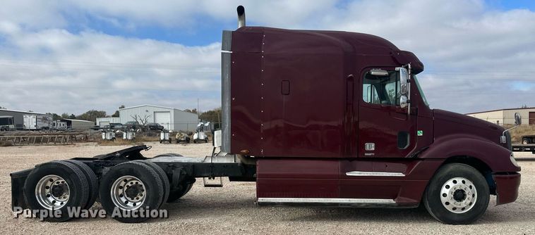 image for item IU9113 2006 Freightliner Columbia  semi truck