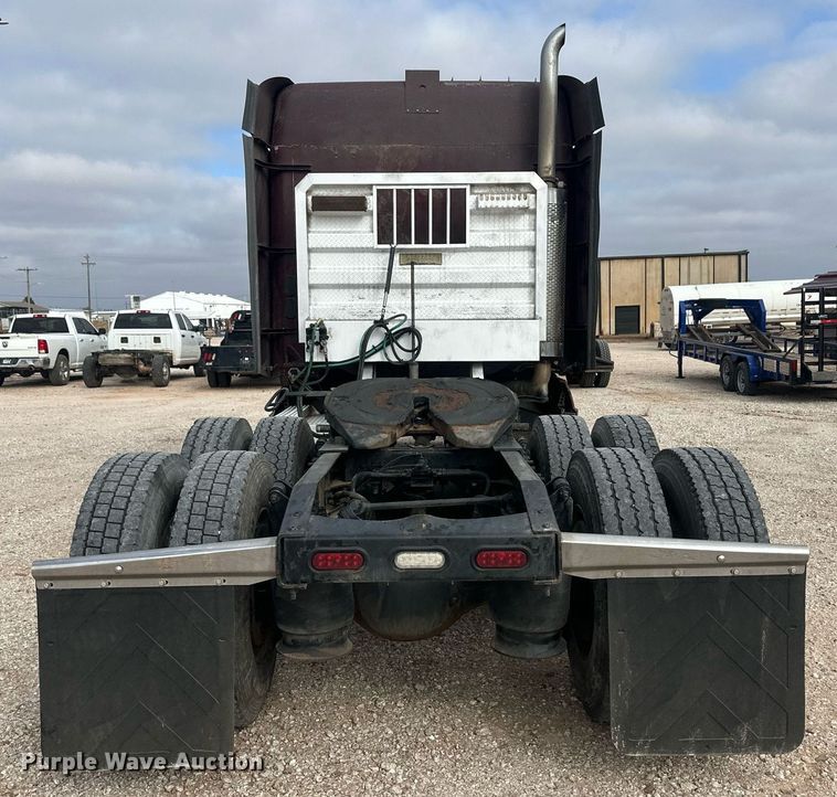 image for item IU9113 2006 Freightliner Columbia  semi truck
