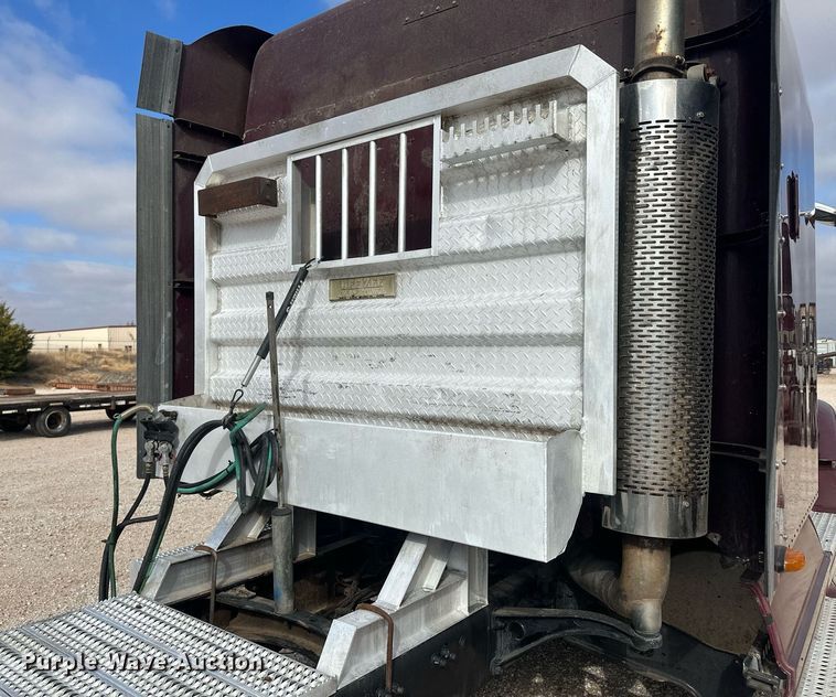 image for item IU9113 2006 Freightliner Columbia  semi truck