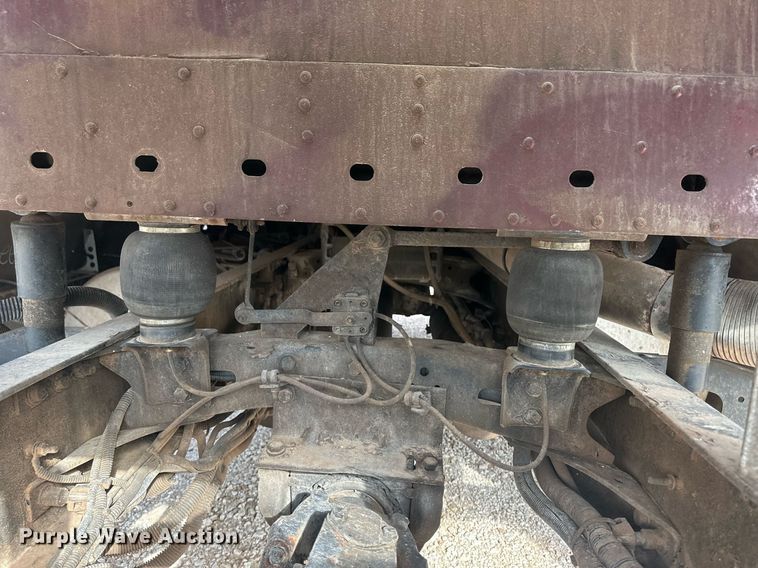 image for item IU9113 2006 Freightliner Columbia  semi truck
