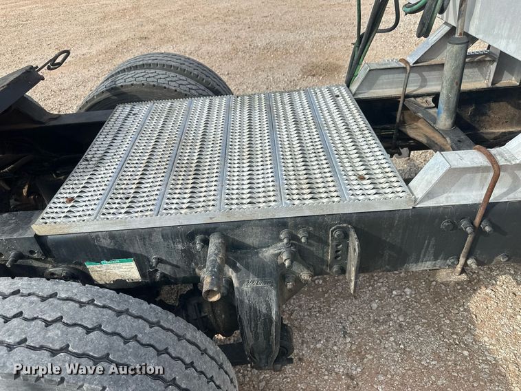 image for item IU9113 2006 Freightliner Columbia  semi truck
