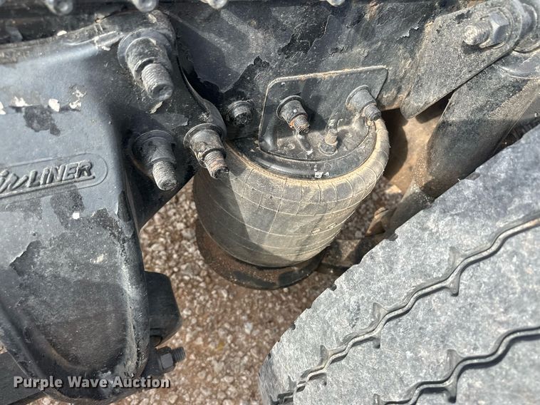 image for item IU9113 2006 Freightliner Columbia  semi truck