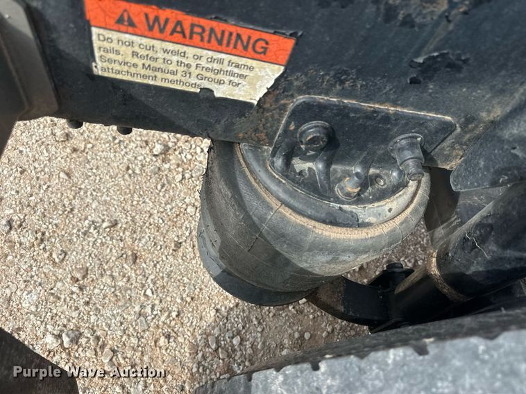 image for item IU9113 2006 Freightliner Columbia  semi truck