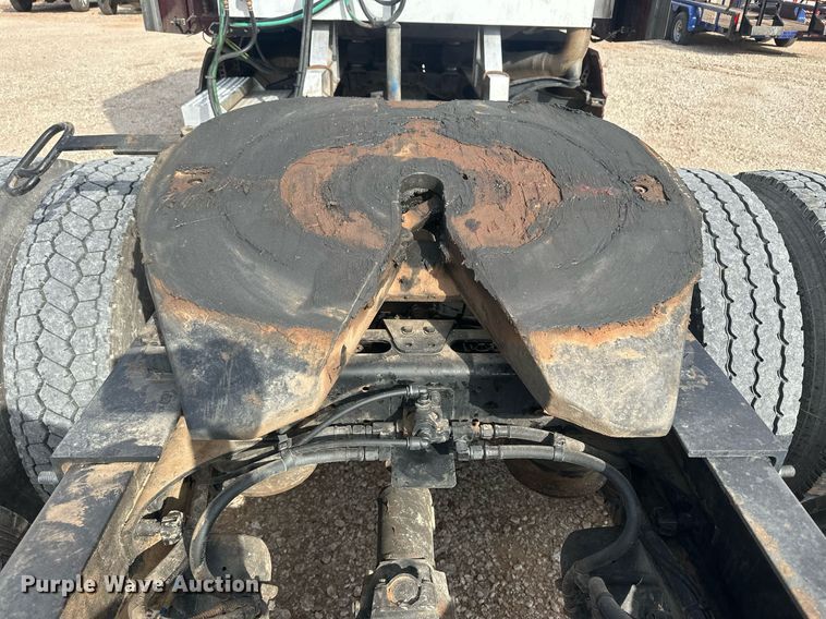 image for item IU9113 2006 Freightliner Columbia  semi truck