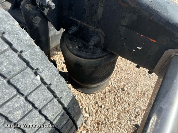 image for item IU9113 2006 Freightliner Columbia  semi truck