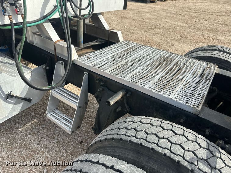 image for item IU9113 2006 Freightliner Columbia  semi truck