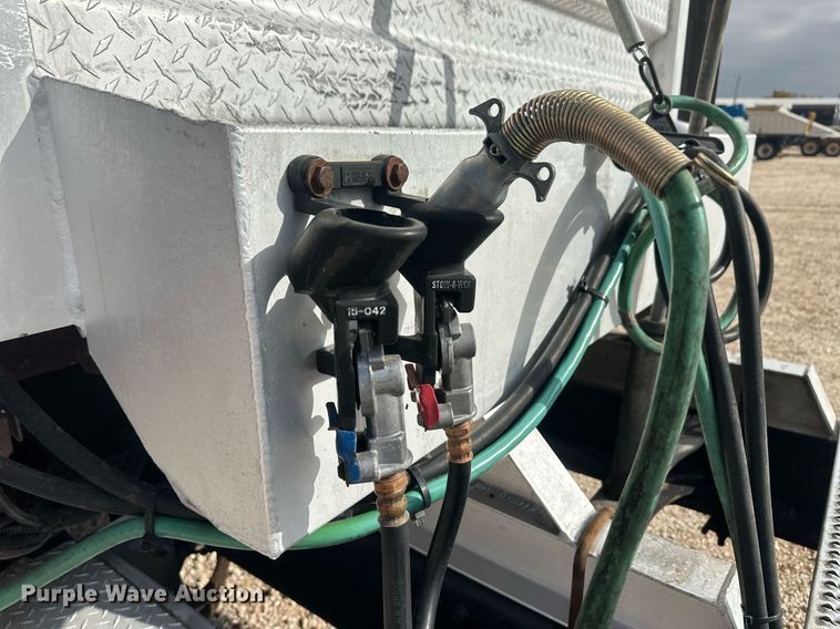 image for item IU9113 2006 Freightliner Columbia  semi truck