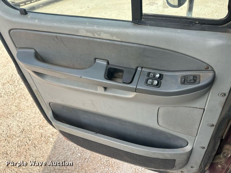 image for item IU9113 2006 Freightliner Columbia  semi truck