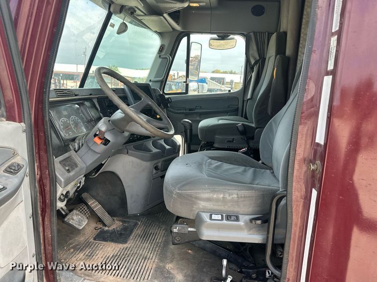 image for item IU9113 2006 Freightliner Columbia  semi truck