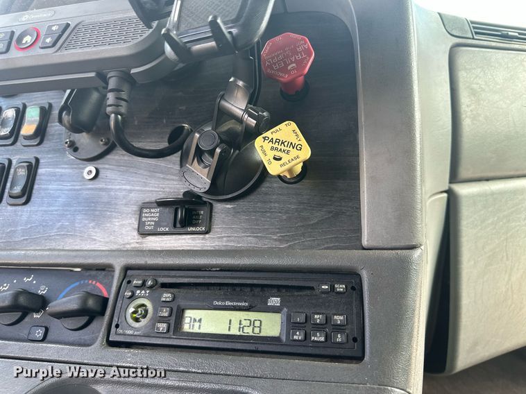image for item IU9113 2006 Freightliner Columbia  semi truck