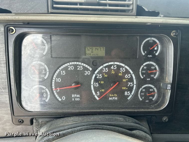 image for item IU9113 2006 Freightliner Columbia  semi truck