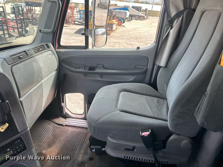 image for item IU9113 2006 Freightliner Columbia  semi truck