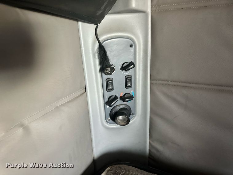 image for item IU9113 2006 Freightliner Columbia  semi truck