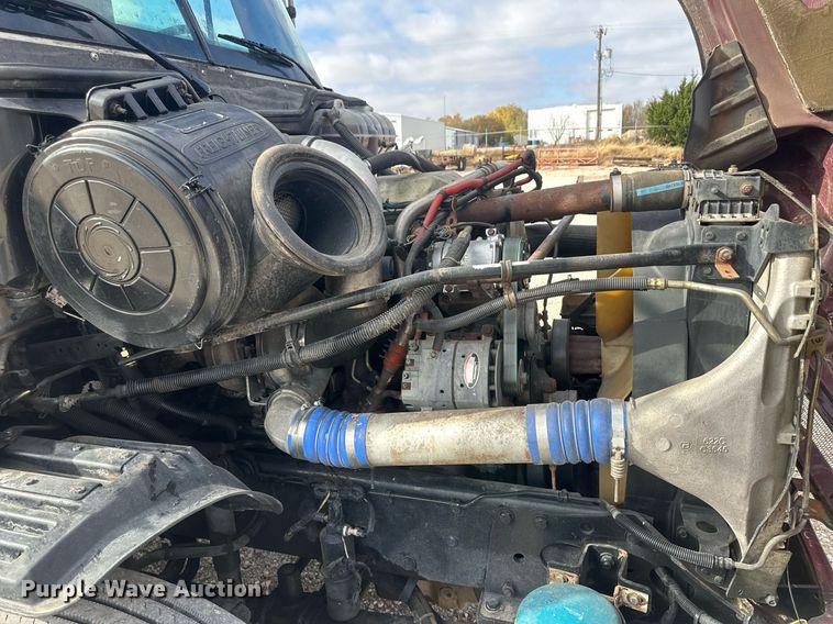image for item IU9113 2006 Freightliner Columbia  semi truck