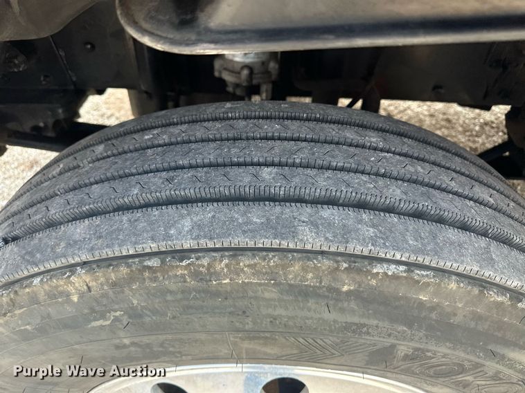 image for item IU9113 2006 Freightliner Columbia  semi truck