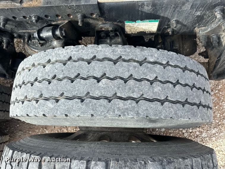image for item IU9113 2006 Freightliner Columbia  semi truck