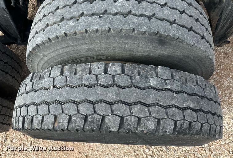 image for item IU9113 2006 Freightliner Columbia  semi truck