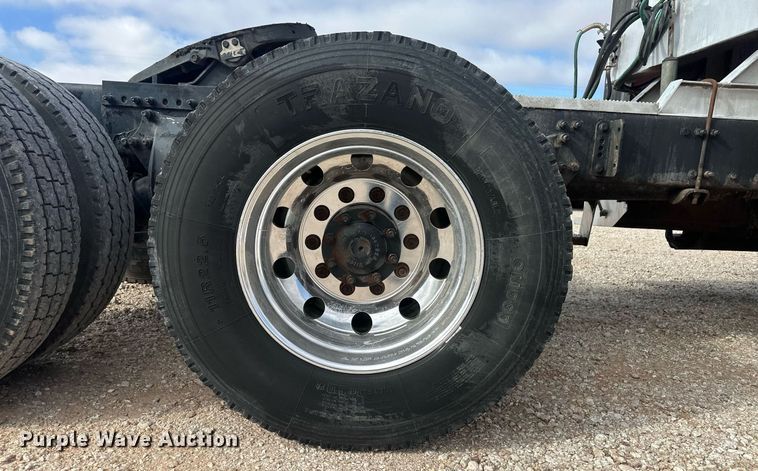 image for item IU9113 2006 Freightliner Columbia  semi truck