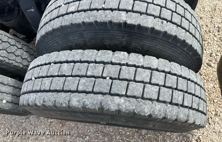 image for item IU9113 2006 Freightliner Columbia  semi truck