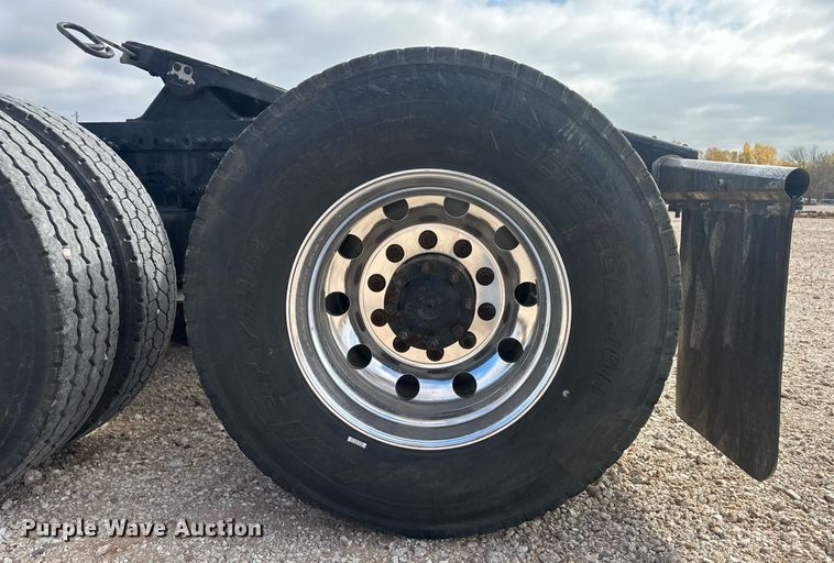 image for item IU9113 2006 Freightliner Columbia  semi truck
