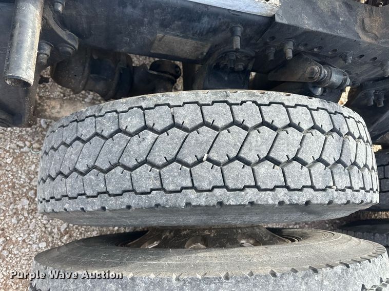 image for item IU9113 2006 Freightliner Columbia  semi truck